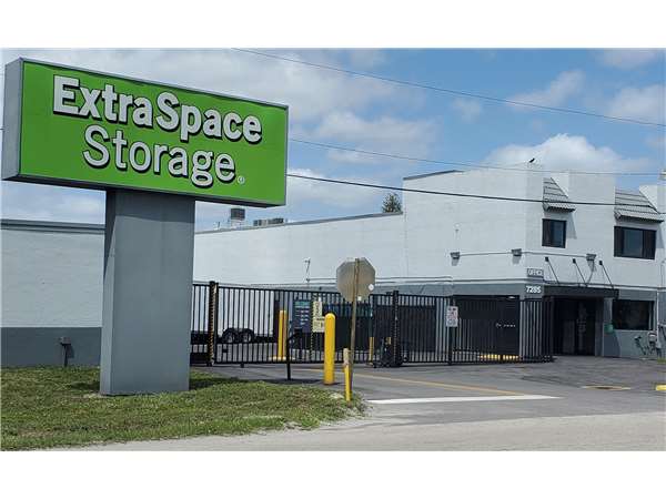Extra Space Storage facility at 7285 Southern Blvd - West Palm Beach, FL