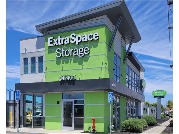 Extra Space Storage facility at 17575 S Western Ave - Gardena, CA