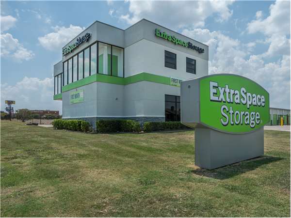 Extra Space Storage facility at 6750 Mandy Ln - Fort Worth, TX