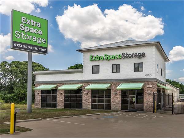 Extra Space Storage facility at 303 E Hwy 67 - Duncanville, TX