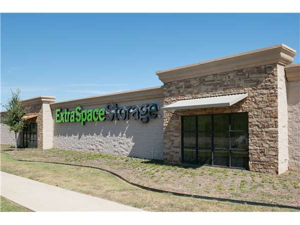 Extra Space Storage facility at 8111 US 287 Frontage Rd - Arlington, TX