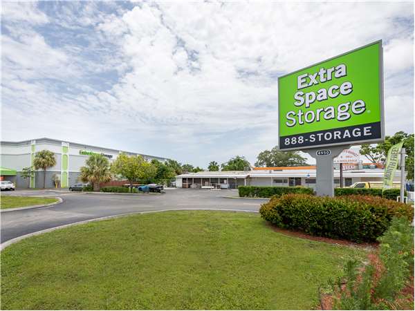 Extra Space Storage facility at 4950 N Dixie Hwy - Oakland Park, FL