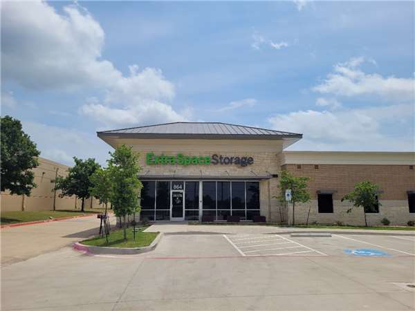 Extra Space Storage facility at 864 E Belt Line Rd - Cedar Hill, TX