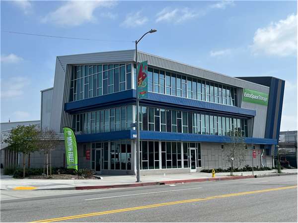 Extra Space Storage facility at 1000 N Main St - Los Angeles, CA
