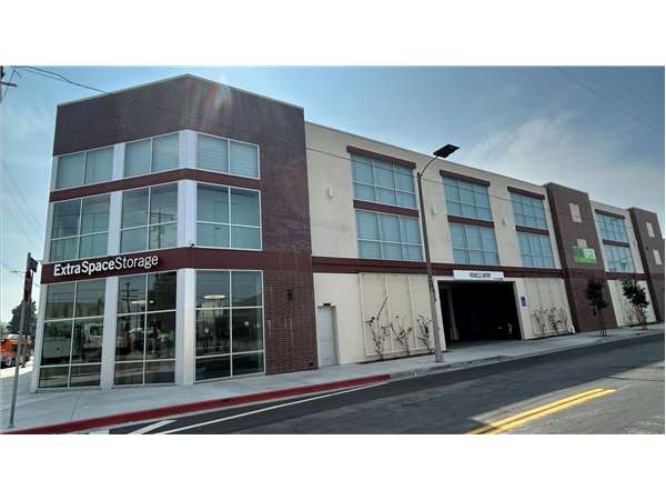 Extra Space Storage facility at 2515 S Broadway - Los Angeles, CA