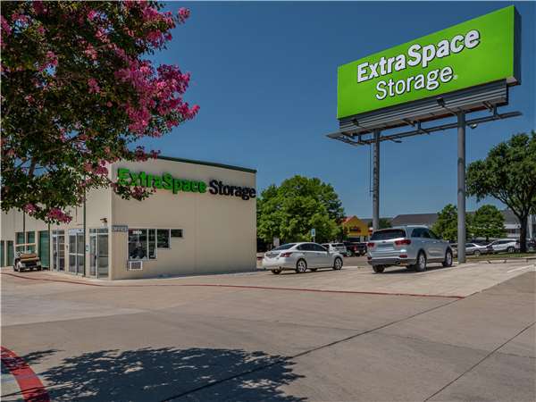 Extra Space Storage facility at 3906 W Airport Fwy - Irving, TX