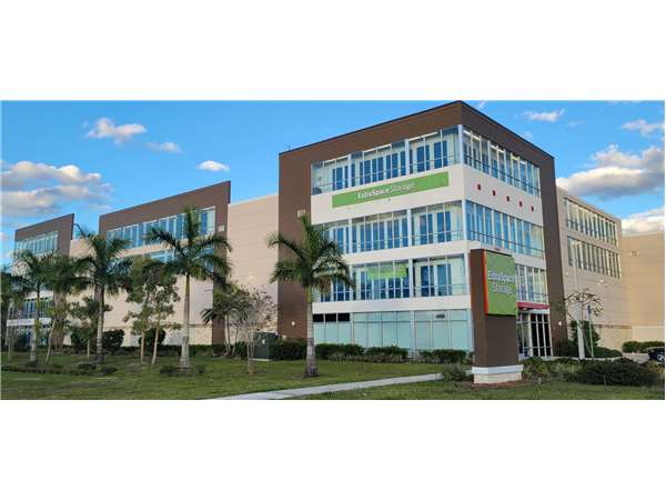Extra Space Storage facility at 5600 S University Dr - Davie, FL