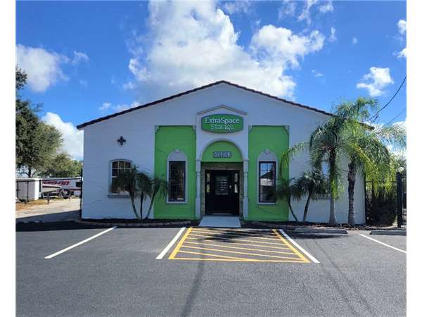 Extra Space Storage facility at 880 Bay Rd - Mount Dora, FL