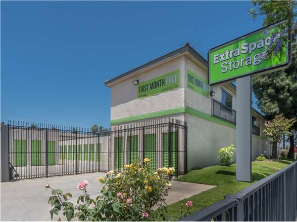 Extra Space Storage facility at 305 S Long Beach Blvd - Compton, CA