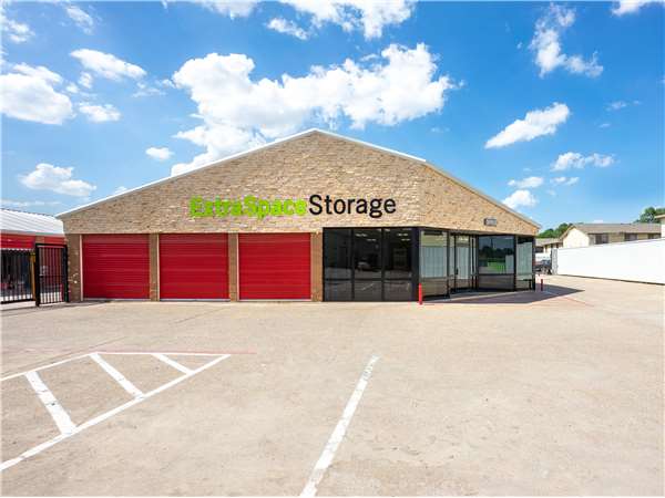 Extra Space Storage facility at 1509 W Airport Fwy - Irving, TX